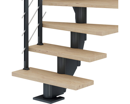 Vue détaillée d''un escalier avec marches en bois et balustrade