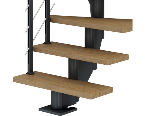 Detailansicht einer Spindeltreppe mit Holzstufen und Metallgeländer