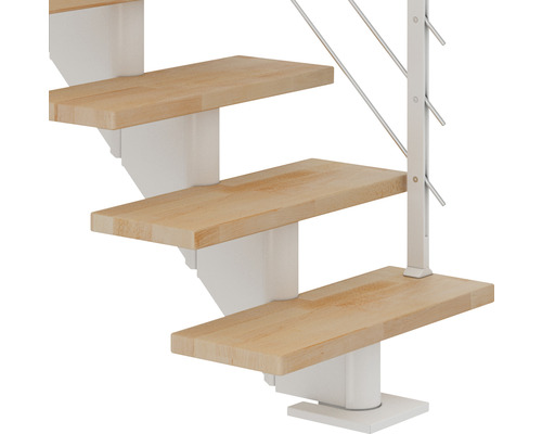 Holztreppe mit weißem Treppengeländer