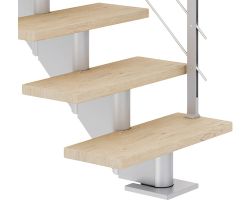 Gros plan d''un escalier avec marches en bois et rampe argentée