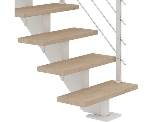 Treppe mit Holzstufen und weißem Geländer
