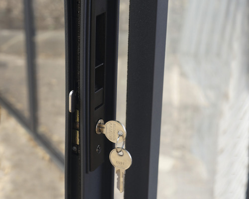 Vue détaillée d''une serrure de porte avec clé