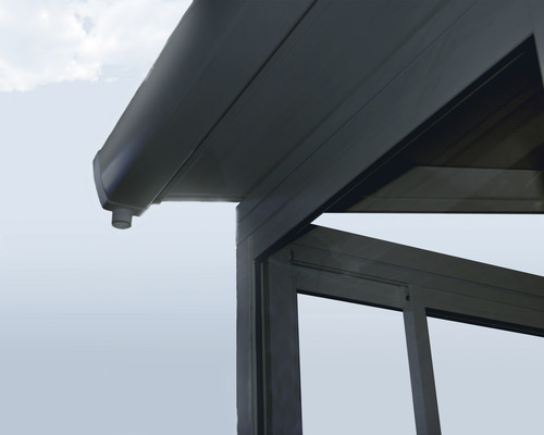 Gros plan d''un toit de terrasse avec gouttière