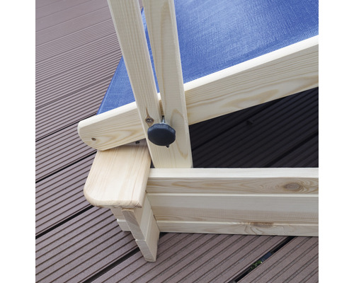 Detailansicht eines Holzliegestuhls mit verstellbarer Rückenlehne