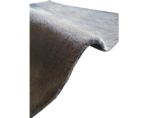 Grauer Teppich mit hohem Flor