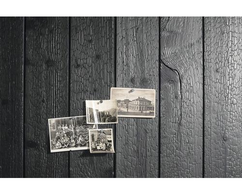 Lambris en bois noir avec photos épinglées