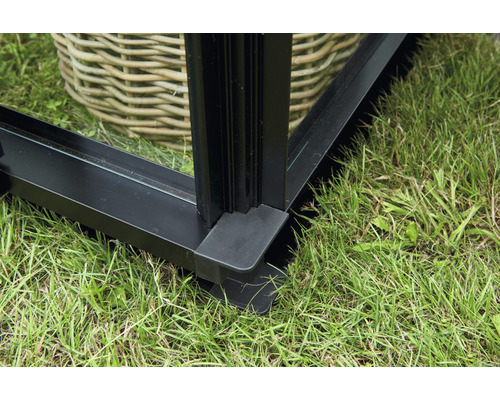 Vue détaillée d''un cadre de serre en métal avec verre et pied en plastique sur l''herbe