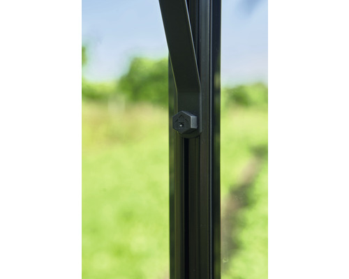 Vue détaillée d''un ouvre-fenêtre sur une fenêtre de serre.