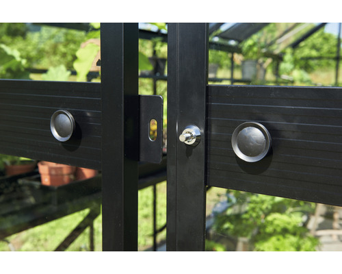 Vue détaillée d''une fenêtre de serre avec poignée et serrure