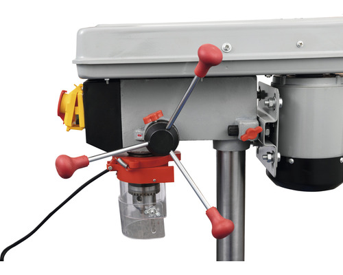 Detailansicht einer Standbohrmaschine mit Bohrfutter, Handgriffen und Sicherheitsschalter