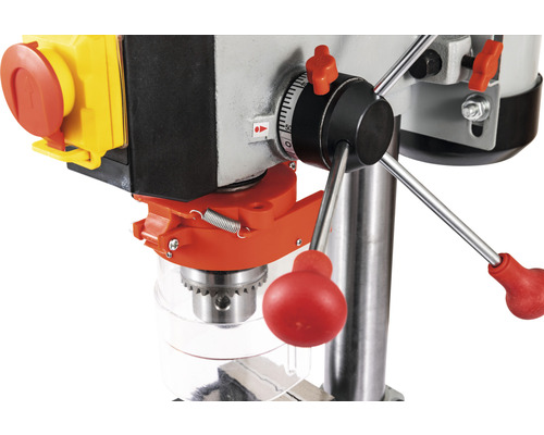 Detailansicht einer Standbohrmaschine mit Bohrfutter, Tiefenanschlag und Bedienhebel