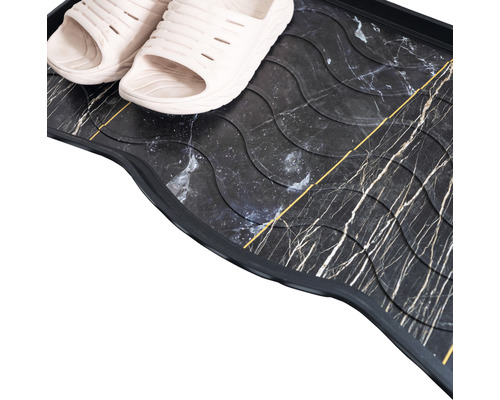 Schuhablage mit Marmoroptik und darauf stehenden Hausschuhen