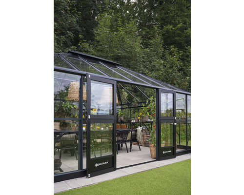 Serre avec panneaux de verre et porte coulissante avec le logo Juliana