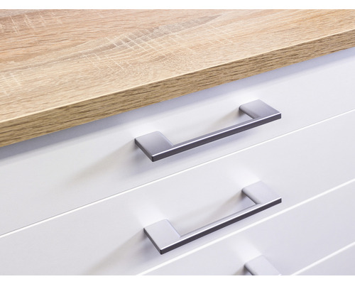 Gros plan d''un meuble avec des tiroirs et des poignées en métal