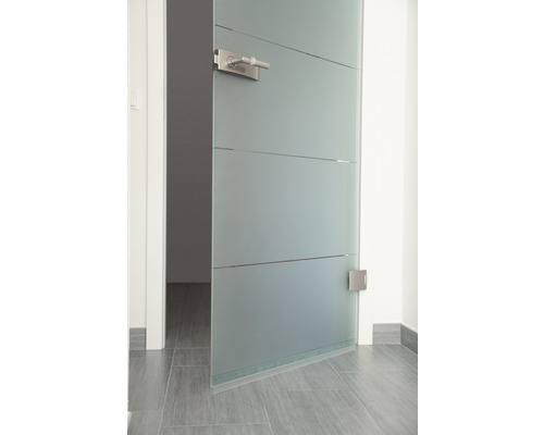 Geöffnete Glastür mit Metallgriff und horizontalen Linien