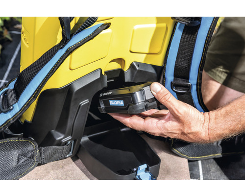 Batterie insérée dans un pulvérisateur dorsal Gloria