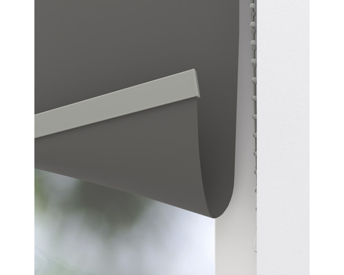 Store enrouleur gris sur fenêtre avec chaînette