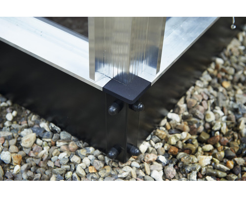 Gros plan sur une sous-construction de lames de terrasse en aluminium avec connecteur d''angle