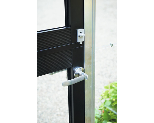 Detailansicht einer Tür mit Griff und Schloss