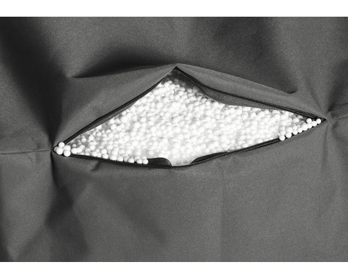 Detailansicht eines Sitzsacks mit Reißverschluss und Füllung aus Styroporkugeln.