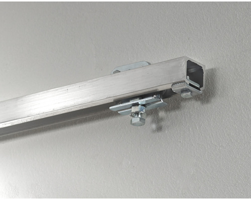 Profilé en aluminium avec fixation sur un mur