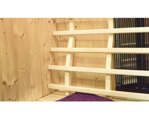 Vue intérieure d''un sauna avec des murs en bois et une banquette