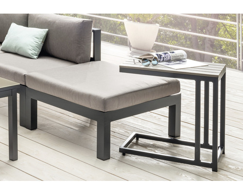 Salon de jardin avec table d''appoint sur une terrasse