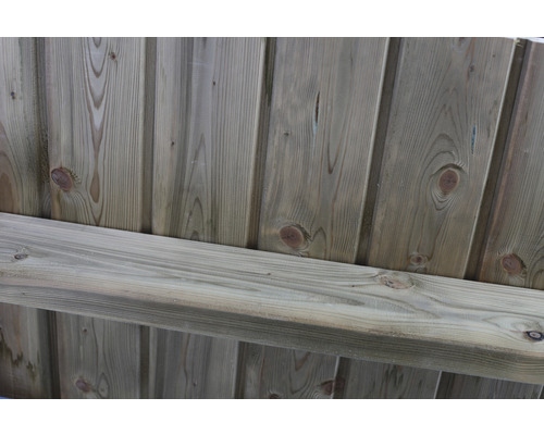 Vue détaillée d''une façade en bois avec support