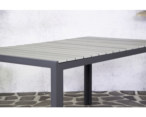 Gartentisch mit grauer Tischplatte und dunklem Gestell