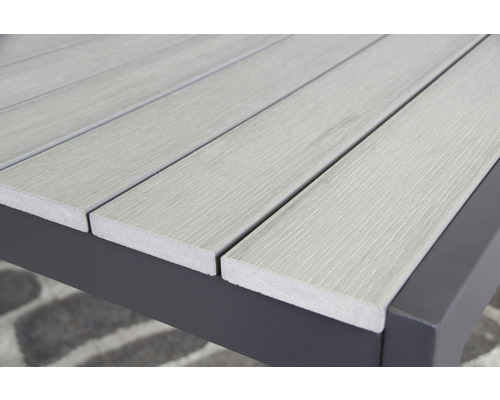 Detailansicht einer Gartentischplatte mit Holzstruktur auf einem Metallrahmen