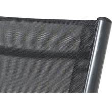 Vue détaillée d''une chaise de jardin avec revêtement textile