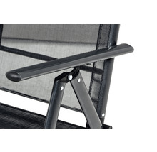 Gros plan d''une chaise de jardin noire avec accoudoir et revêtement en tissu mesh