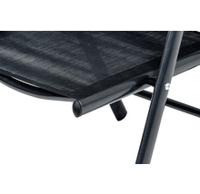 Gros plan d''une chaise de camping noire avec assise en textile et cadre en métal.