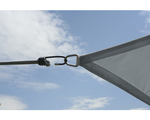 Detailansicht eines Sonnensegels mit Spannseil und Befestigungsring