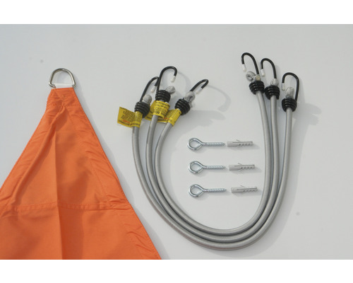 Orangefarbenes Sonnensegel mit Befestigungsseilen, Haken und Schrauben