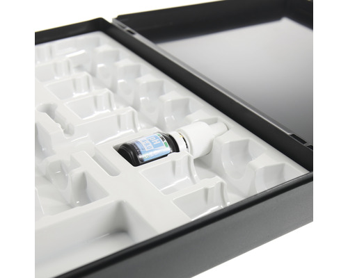 Geöffnete schwarze Box mit pH-Testlösung