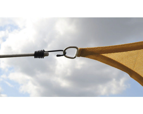 Détail de fixation d''un voile d''ombrage avec câble de tension et mousqueton