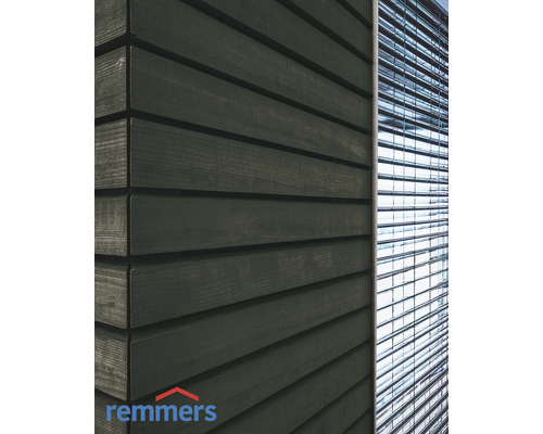 Façade en bois avec jalousie de fenêtre