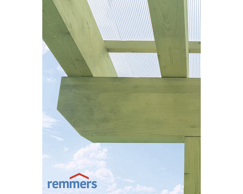 Vue détaillée d''un abri de voiture en bois avec des plaques ondulées et le logo Remmers
