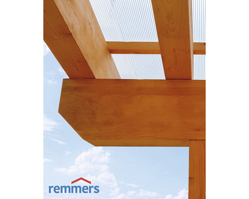 Construction en bois avec plaques ondulées et logo Remmers