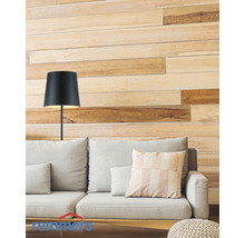 Wohnzimmer mit Sofa, Stehlampe und Holzpaneelwand
