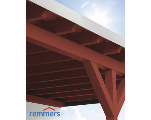 Nahaufnahme einer Holzterrasse mit roter Lasur und Remmers Logo.