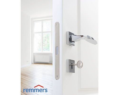 Porte avec ferrures de porte et clé dans une pièce lumineuse