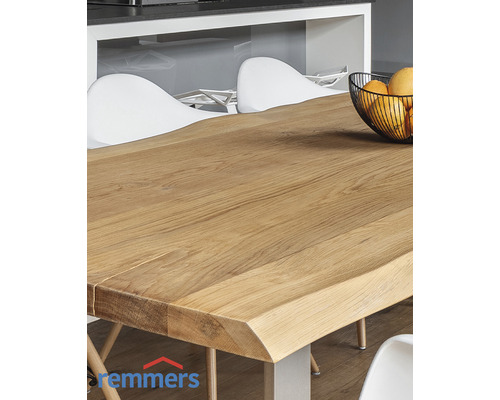 Esstisch aus Holz mit Obstschale und weißen Stühlen