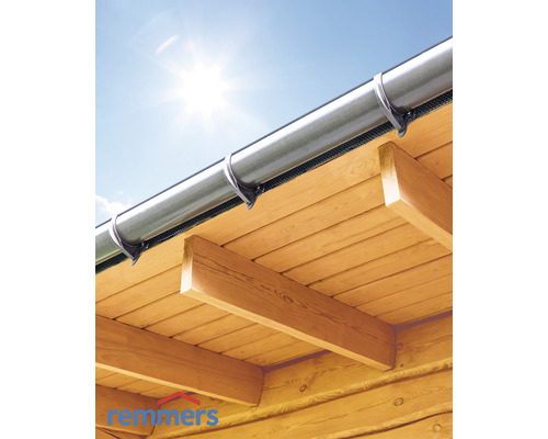 Dachrinneninstallation an einem Holzhaus mit blauem Himmel