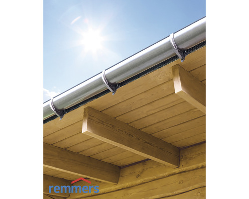 Dachrinnensystem aus Metall mit Halterungen an einem Holzdach