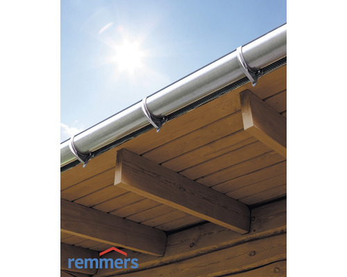 Gouttière métallique fixée sur un toit en bois