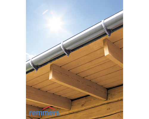 Gouttière avec support sur construction en bois sous ciel bleu