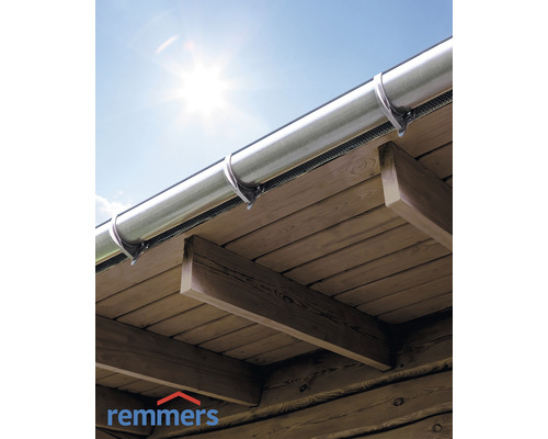 Dachrinnensystem aus Metall an einem Holzdach befestigt