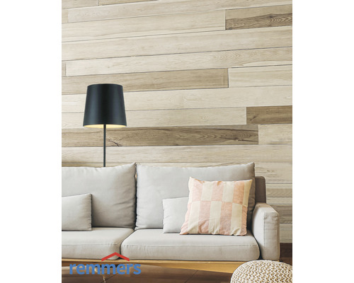Salon avec canapé, lampadaire et panneaux muraux imitation bois